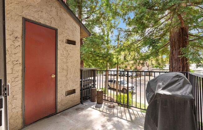 Beautiful Sawmill Commons Condo!