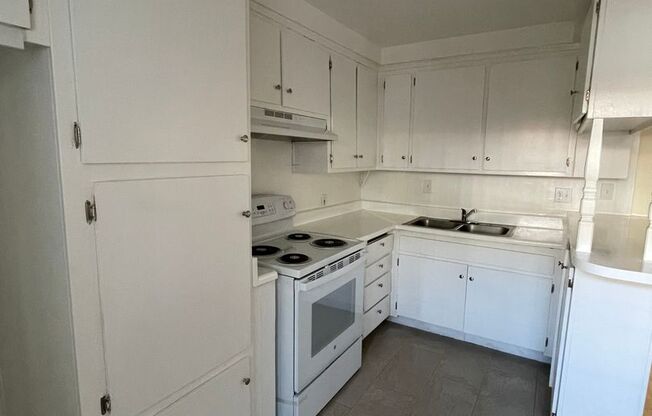 2 beds, 1 bath, 819 sqft, $2,295, Unit 1220-02