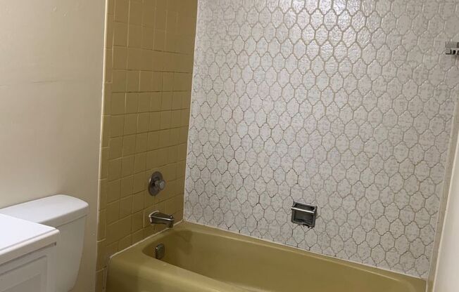 2 beds, 1 bath, 950 sqft, $1,700, Unit 2300#404