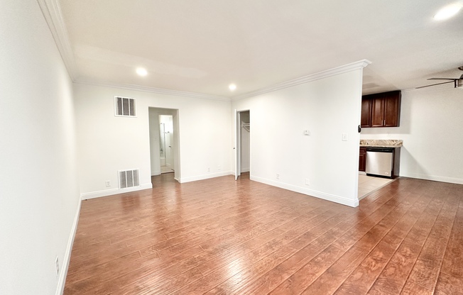 6025 WHITSETT AVE