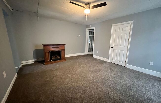 2 beds, 1 bath, $1,250, Unit Apt 2