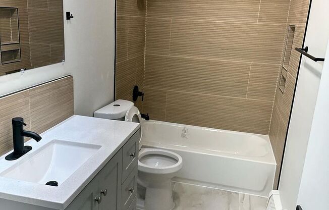 2 beds, 1 bath, $1,900, Unit 202