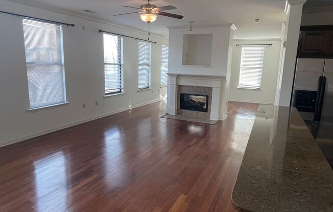 2BD/2BA Condo located Downtown! RENT SPECIAL: 1 MONTH FREE FOR A 13 Month LEASE