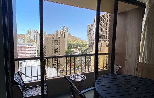 2 beds, 1 bath, $2,800