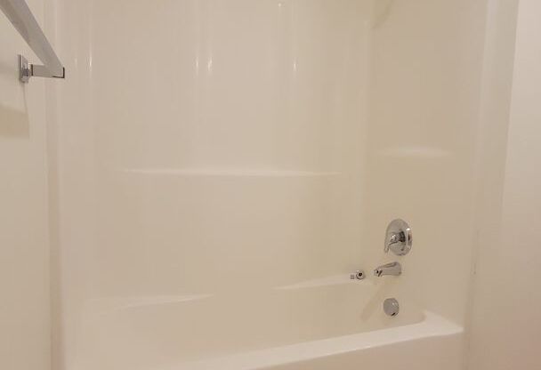 2 beds, 1 bath, 954 sqft, $1,290, Unit E102