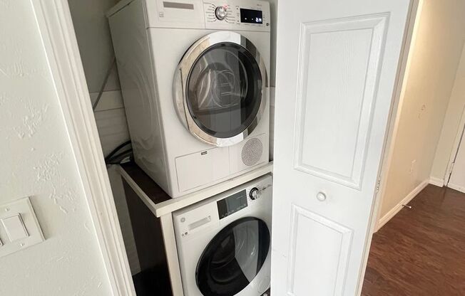 2/2 In Charming Laurel Park. Move in with a $500 Security Deposit!