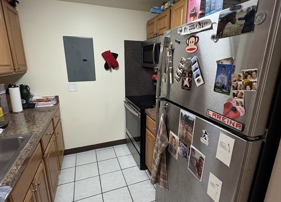 3 beds, 1 bath, $4,500, Unit 4