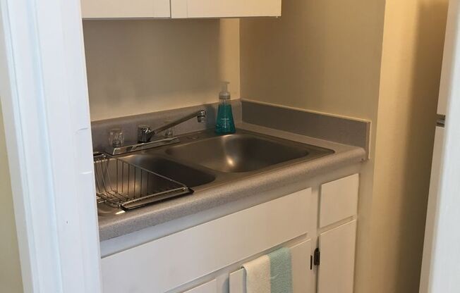 Studio, 1 bath, 400 sqft, $950, Unit 5A