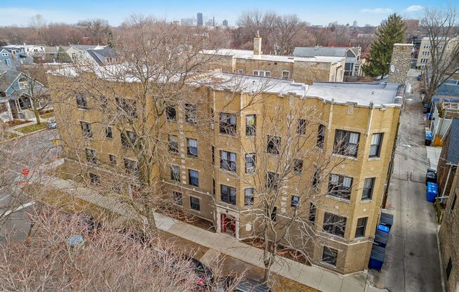 4547-57 N. Leavitt