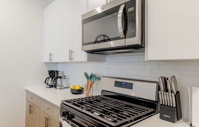 2 beds, 2 baths, 913 sqft, $2,700, Unit 201