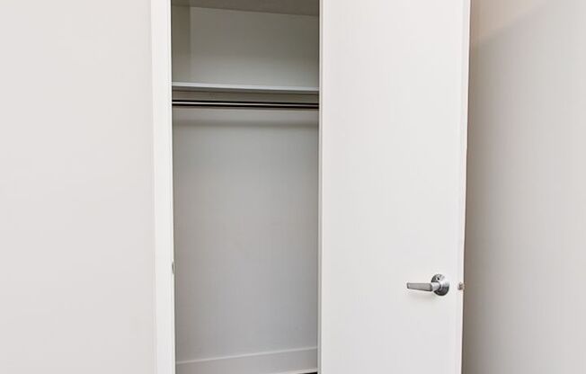 2 beds, 1 bath, $1,000, Unit 4001 Holdrege St. #2