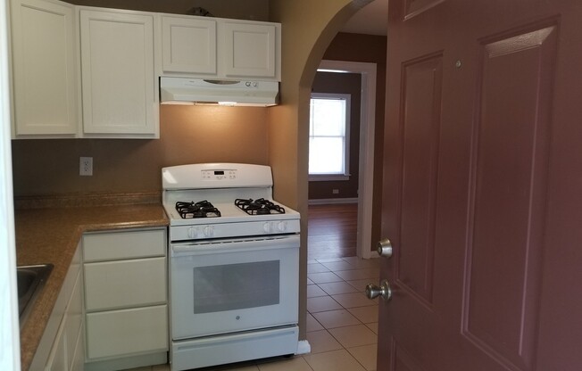 2 beds, 1 bath, 700 sqft, $925, Unit Unit 4