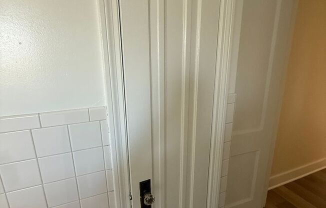 1 bed, 1 bath, 572 sqft, $1,510, Unit Old King Edward 21