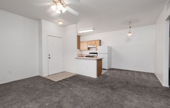 2 beds, 2 baths, $1,300, Unit Bldg 11