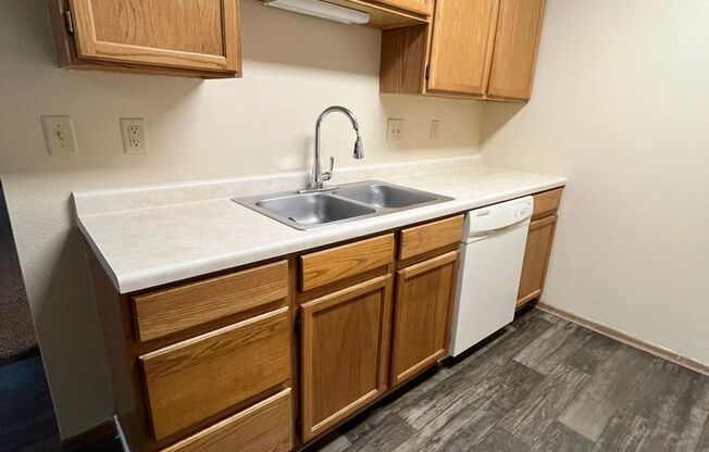 3 beds, 1 bath, 1,044 sqft, $895, Unit 18