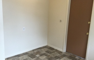 2 beds, 1 bath, $895, Unit Upper