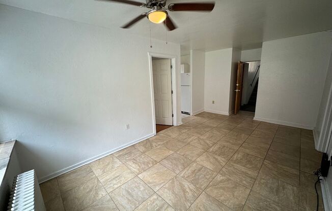 3 beds, 1 bath, $2,175, Unit 210C