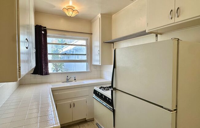 1 bed, 1 bath, 700 sqft, $2,200, Unit 320 S. Rexford Dr Apt A