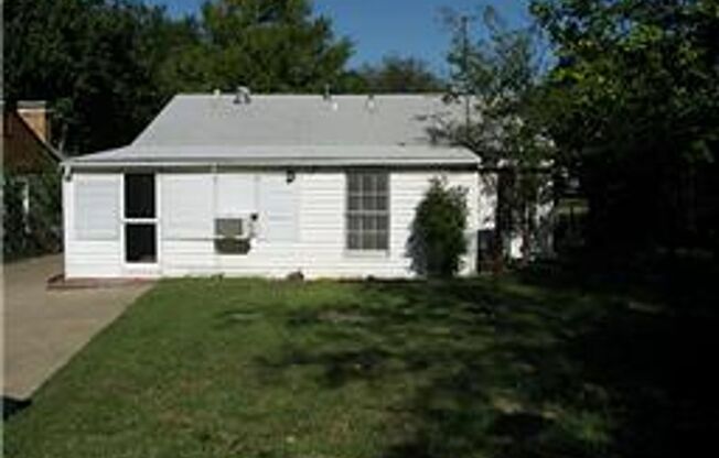2 Bedroom, 1 Bath in Little Forest Hills!