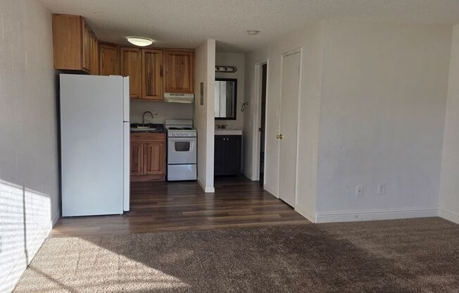 Studio, 1 bath, 375 sqft, $940, Unit 37