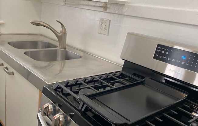 Studio, 1 bath, 440 sqft, $1,050, Unit 23