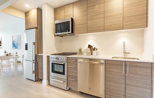 251 W 48 ST