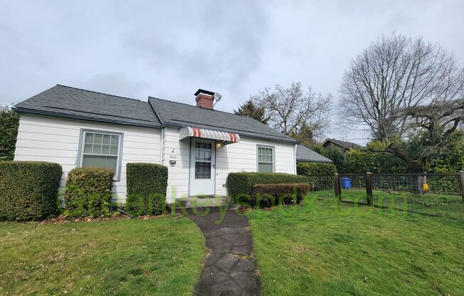 Beautiful 2 Bedroom 1 Bath House with Attached Garage and Huge Basement (Sellwood/WestMoreland)