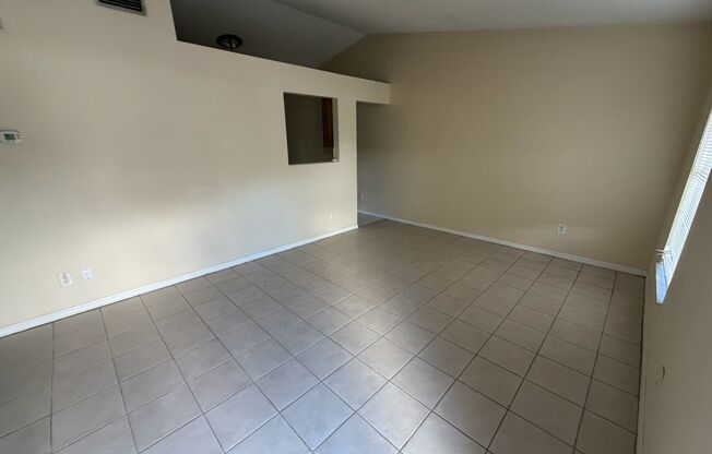 Cozy 2 Bed 2 Bath hlaf Duplex