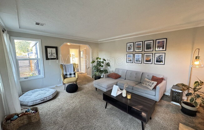 2 beds, 1 bath, 904 sqft, $2,190