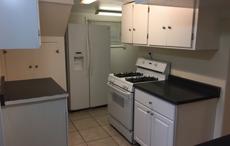 2 beds, 1 bath, 833 sqft, $950, Unit Dean 204 Downstairs