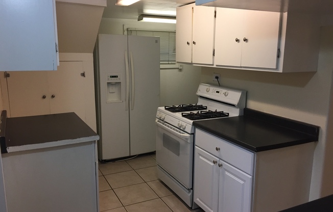 2 beds, 1 bath, 833 sqft, $950, Unit Dean 204 Downstairs