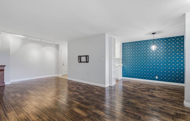 Bright & Spacious Top-Floor Condo in Pasadena