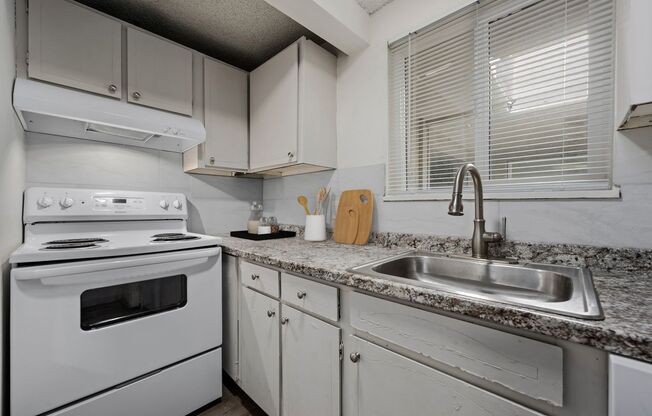 2 beds, 1 bath, 700 sqft, $999