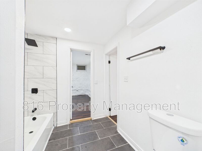1110 E 40 ST