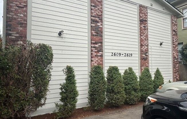 Buckman Neighborhood: Freshly Renovated Close-in SE Portland Apartment.  AC and Off Street Parking