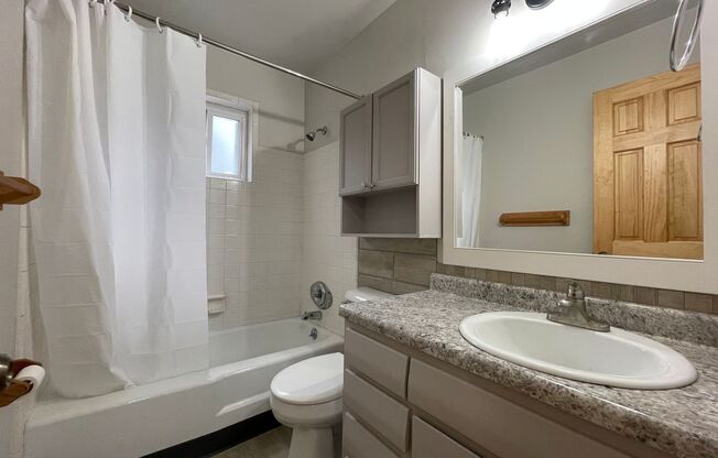 2 beds, 1 bath, $1,195, Unit B