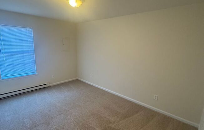 2 beds, 1 bath, $995, Unit A