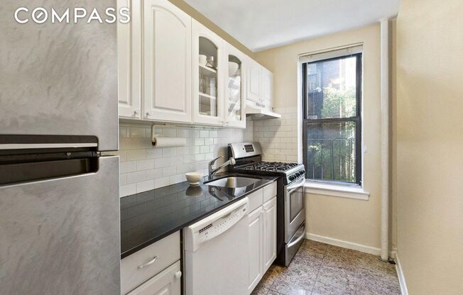 305 W 18 ST