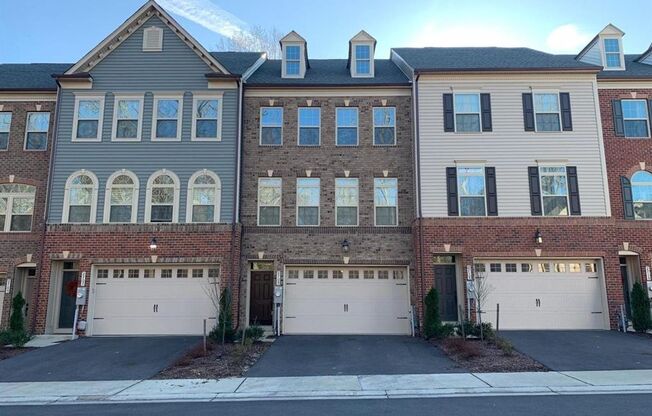 Gorgeous 4bd 3.5bth townhouse in Parkside.
