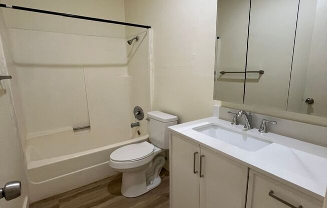 2 beds, 1 bath, $925, Unit 5033 Hawthorne # 6