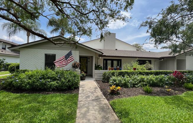 Audubon Park 2/2 Corner Unit Villa with Lakefront Amenities!