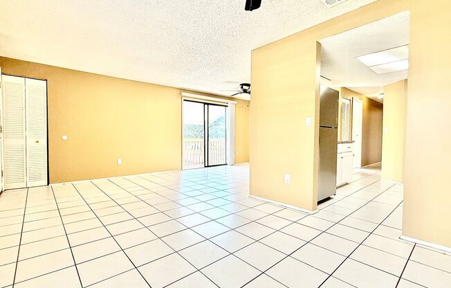 Upgraded 2Bedrooms / 2Baths condo living in Gardens of Forest Lakes!