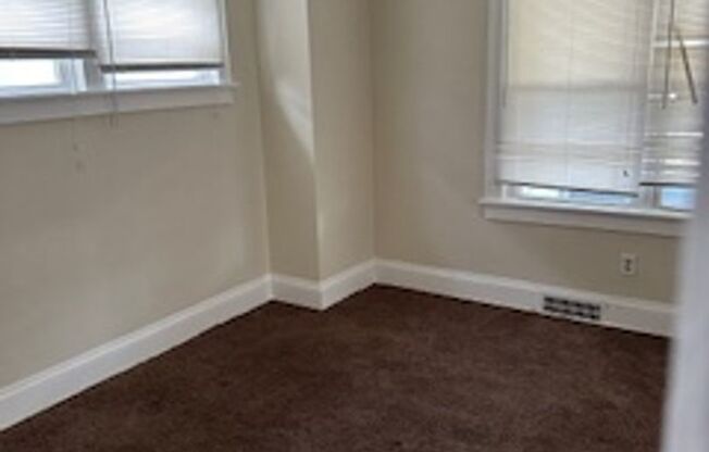 3 beds, 1 bath, $950