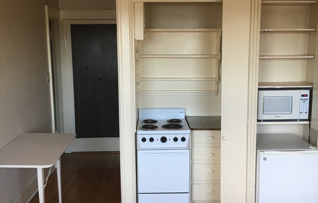 Studio, 1 bath, 250 sqft, $1,050, Unit 308A