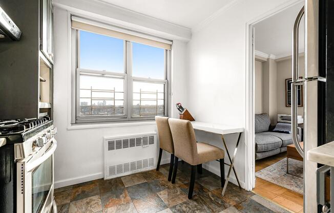 2 beds, 1 bath, 1,000 sqft, $4,250, Unit 11H