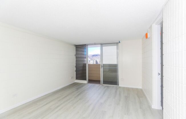 Sunset Lakeview - Fully renovated 3 bedroom, 2 bath on lower floor comes with tandem parking for 2 cars.