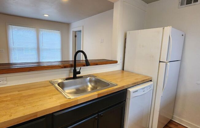 1 bed, 1 bath, 540 sqft, $700, Unit 617 NW 25th St Apt A Downstairs