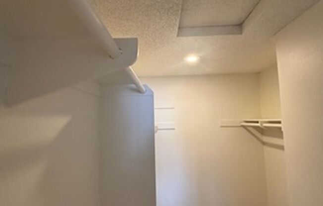 2 beds, 1 bath, 850 sqft, $2,200, Unit 7