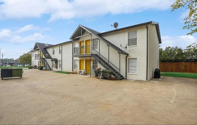 2 beds, 1 bath, 810 sqft, $1,100, Unit 102