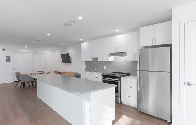 2 beds, 2 baths, 915 sqft, $2,300, Unit 416